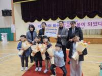 [NSP PHOTO]김정호 봉강면발전협의회장, 봉강초 신입생에게 입학 축하금 전달