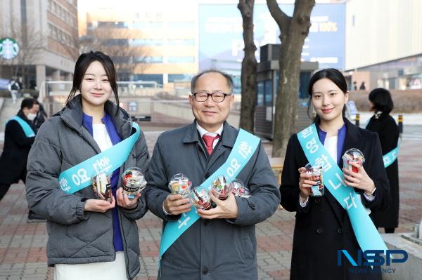 NSP통신-영남이공대학교가 2024학년도 1학기 개강을 맞아 신입생들의 첫 등교를 축하하는 환영 행사를 개최했다. (사진 = 영남이공대학교)