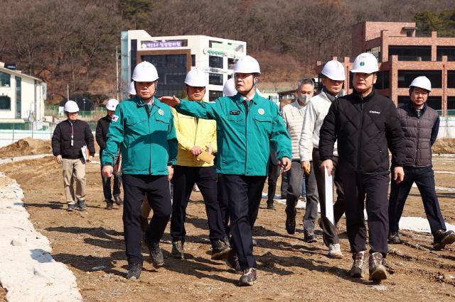 NSP통신-4일 김성제 시장이 건설공사 현장을 직접 찾아 관계자들과 함께 해빙기 재난위험시설 안전을 점검하고 있다. (사진 = 의왕시)