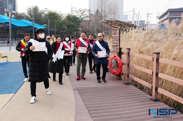 NSP통신-한국애견연맹 화성지부가 화성시 봉담읍에 위치한 봉담호수공원에서 화성나눔이봉사단, 한국반려문화교실협회와 협업으로 거리 캠페인을 실시했다.  (사진 = 김종식 기자)