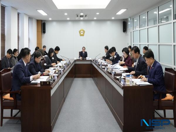 NSP통신-영천시의회는 5일 의원 및 집행부 관계 부서장이 참석한 가운데 전체 의원 정례간담회를 개최했다. (사진 = 영천시의회)