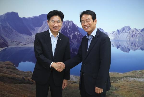 NSP통신-강진원 강진군수(사진 오른쪽) 가 김대중 전남교육감과 면담을 갖기에 앞서 반갑에 인사를 나누고 있다. (사진 = 전남교육청)