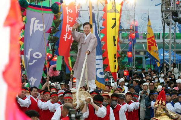 NSP통신-안동시는 오는 5월 3일부터 5일간 오! 상상이상 안동에서 놀자!를 슬로건으로 차전장군노국공주축제 를 열어 민속놀이를 재해석한 놀이 콘텐츠를 축제장에서 게임으로 즐기며 승점 포인트를 획득해 선물을 얻을 수 있는 특별한 경험을 제공한다. (사진 = 안동시)