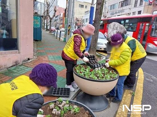 NSP통신-대형화분 봄꽃 식재 활동 (사진 = 광양시청)