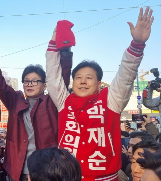 NSP통신-7일 박재순 국힘 수원무 예비후보(오른쪽)과 한동훈 비대위원장이 만세를 하는 모습. (사진 = 박재순 선거사무소)