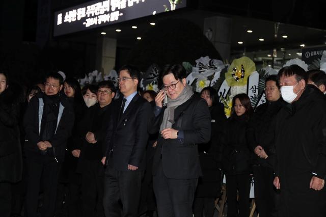 NSP통신-김포시가 8일 시청 본관 앞에서 악성민원에 시달리다 생을 마감한 동료 직원을 추모하는 노제를 지내고 있다. (사진 = 김포시)