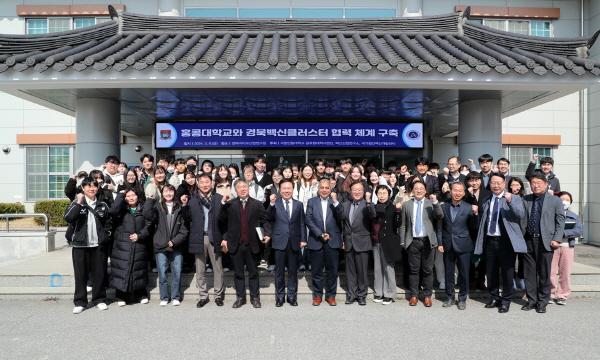 NSP통신-안동시는 8일 경북바이오산업연구원에서 안동 백신산업 클러스터와 홍콩대학교 간 글로벌 협력 체계 구축을 위해, 홍콩대학교 공중 보건 대학 조셉 스리얄 말릭 피리스 석좌교수를 초청해 세미나를 진행했다. (사진 = 안동시)