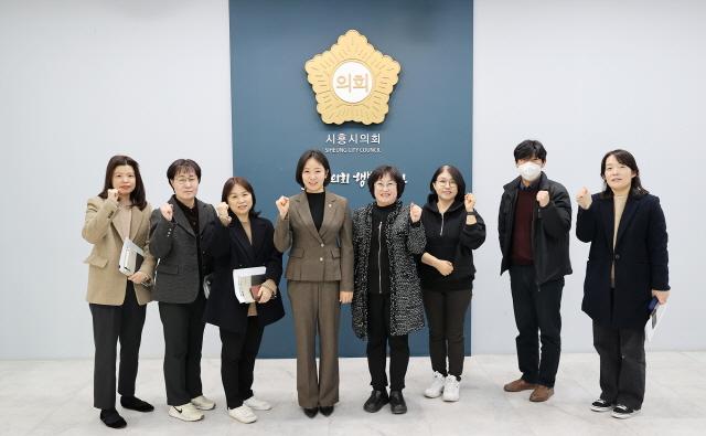 NSP통신-시흥시 공공도서관 활성화 연구회가 첫 간담회 후 기념촬영을 하고 있다. (사진 = 시흥시의회)