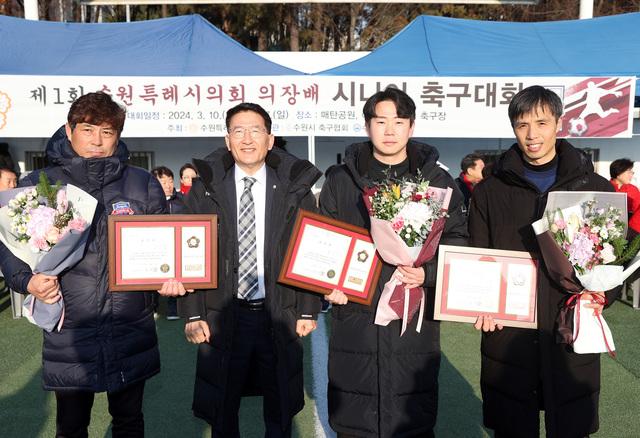 NSP통신-10일 김기정 수원시의회 의장(왼쪽 두번째)과 관계자들이 기념촬영을 하고 있다. (사진 = 수원시의회)