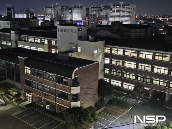 NSP통신-중동중학교 각 층 복도 전기가 밝혀 있다