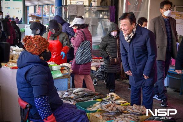 NSP통신-정기명 시장이 전통시장을 찾아 상인들을 격려하고 있다. (사진 = 여수시)