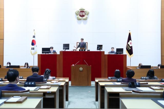 NSP통신-박광순 의장이 제291회 임시회 폐회를 선언하는 의사봉을 두드리고 있다. (사진 = 성남시의회)