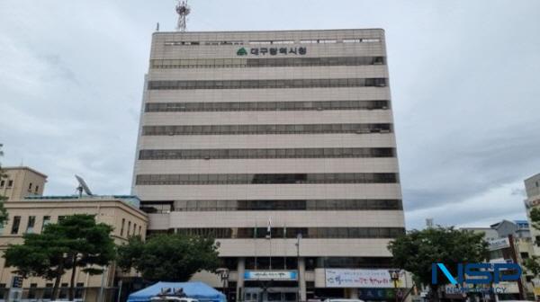 NSP통신-대구광역시는 12일 두류역(2호선)에서 시민들을 대상으로 유관기관 합동 금연 캠페인을 실시해 금연지원 서비스를 홍보했다.