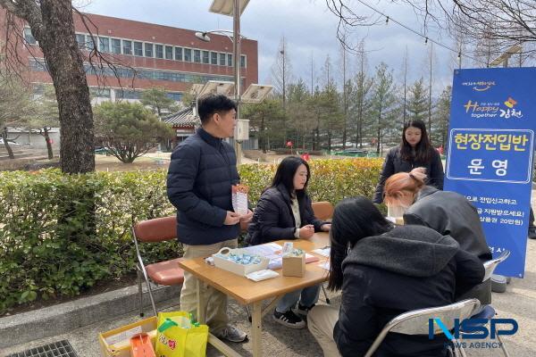 NSP통신-김천시는 12일 경북보건대학교에서 신입생을 대상으로 대신동 행정복지센터와 함께 찾아가는 현장전입반 을 운영했다. (사진 = 김천시)