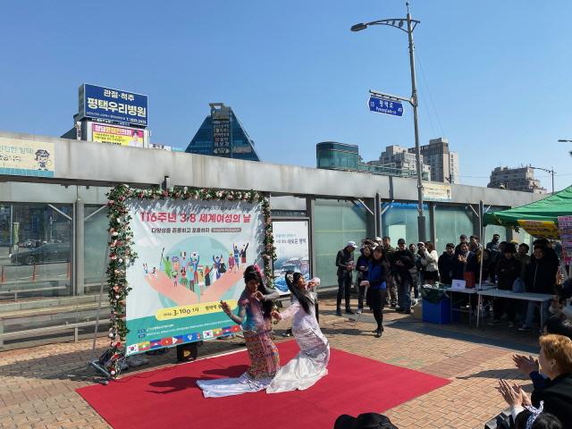 NSP통신-평택시가 평택역 앞 광장에서 세계 여성의 날 116주년을 맞아 시민들에게 장미꽃을 나눠주는 기념행사를 개최했다. (사진 = 평택시)