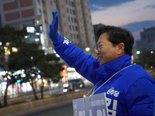 NSP통신-김승원 더불어민주당 수원갑 국회의원이 인사를 하고 있다. (사진 = 김승원 선거사무소)