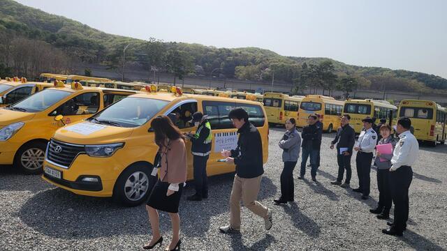 NSP통신-지난해 상반기 용인시에서 진행한 어린이통학버스 점검 모습. (사진 = 한국교통안전공단 경기남부본부)