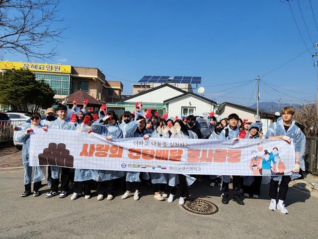 NSP통신-강원 춘천한생고등학교 학생들이 연탄배달 봉사를 실시하고 기념사진 촬영을 하고 있는 모습. (사진 = 강원도교육청)