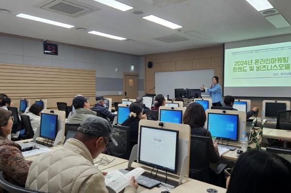 NSP통신-영주시 농업경영교육 현장 주경야독으로 열기 후끈, E-비즈니즈 경영 과정 기초반 개강 내달 19일까지 진행, 심화반 6~7월 운영 예정, 경영 마케팅 능력 향상 기대 (사진 = 영주시)