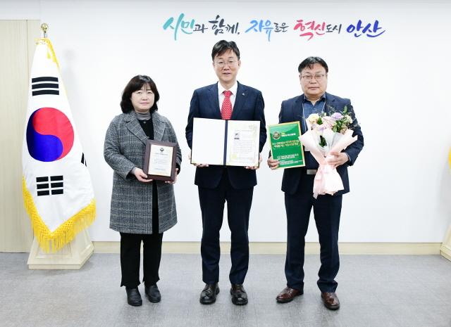 NSP통신-이민근 안산시장이 13일 한국프레스센터에서 열린 2024 미래를 여는 기업&인물대상 시상식에서 우수 지자체장 행정대상을 수상했다. (사진 = 안산시)