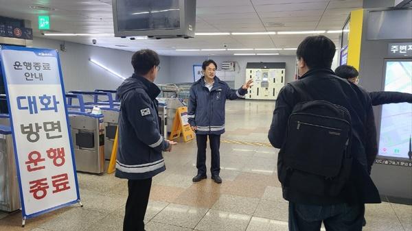 NSP통신-1-2.시민에게 지하철 운행 상황을 안내하는 이동환 고양특례시장