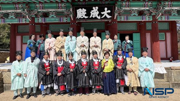 NSP통신-구미시는 지난 14일 선산향교(전교 김진교), 인동향교(전교 조택환)에서 관내유림 등 100여 명이 참석한 가운데 공자를 비롯한 25현을 추모하고 공덕을 기리기 위한 석전대제(釋奠大祭)를 봉행했다. (사진 = 구미시)