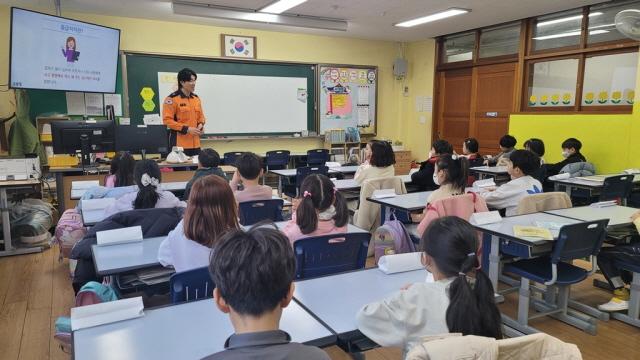 NSP통신-14일 안양동초등학교 학생 대상으로 실시한 찾아가는 시민안전교육 모습. (사진 = 안양시)