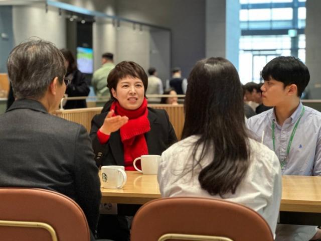 NSP통신-15일 오전 성남시 분당구에 위치한 HD현대 본사 사옥을 찾은 김은혜 국민의힘 성남시분당을 국회의원 후보가 HD현대 금석호 부사장과의 면담을 진행하고 있다. (사진 = 김은혜 후보 캠프)