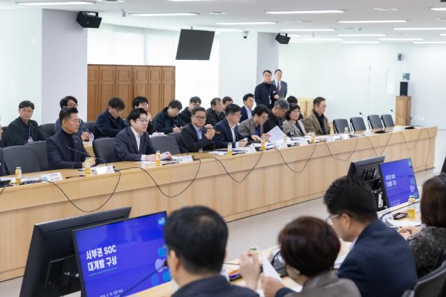 NSP통신-경기 서부·동부 SOC 대개발 구상 협의체 회의 모습. (사진 = 경기도)