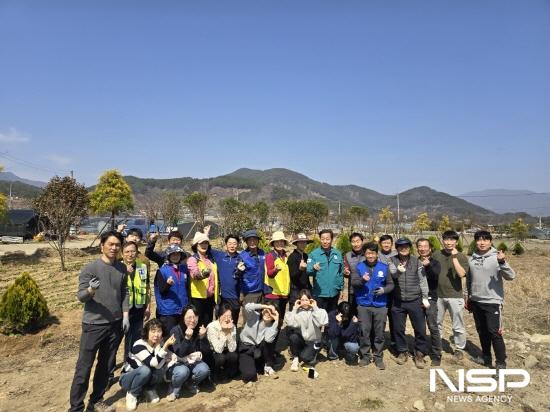 NSP통신-봄꽃 식재, 비료 주기, 잡초 제거 작업을 시행해 소공원과 꽃길 조성 (사진 = 광양시청)