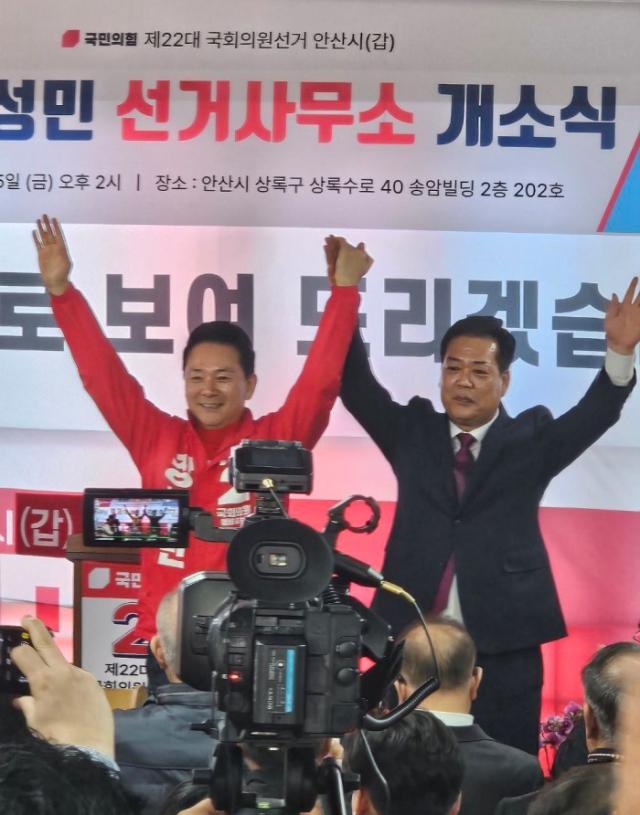NSP통신-선거사무소 개소식에서 총선 승리를 다짐하는 장성민 후보와 김정택 예비후보. (사진 = 장석민 후보 캠프)