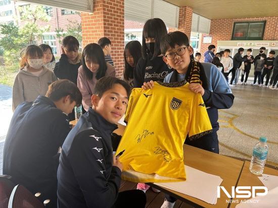 NSP통신-중동초등학교 팬사인회 (사진 = 전남드래곤즈)