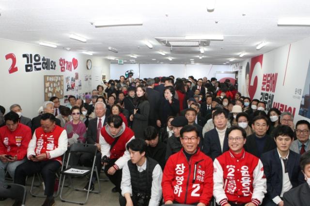 NSP통신-개소식 행사에서 많은 인파가 운집해 있는 모습. (사진 = 김은혜 후보 캠프)