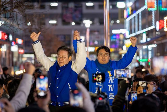 NSP통신-17일 더불어민주당 이재명 대표(왼쪽)와 차지호 오산시 국회의원 후보가 만세를 하는 모습. (사진 = 차지호 선거사무소)