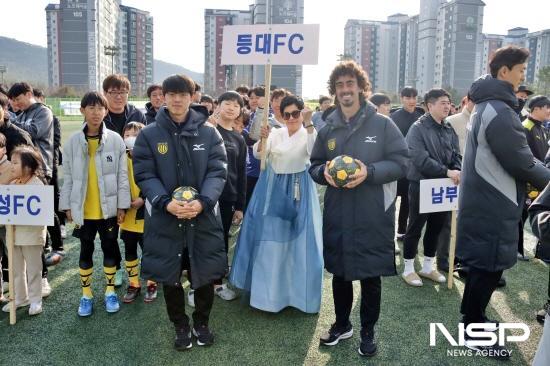 NSP통신-개회식 전남드래곤즈 선수단−광양시축구클럽 자매결연 (사진 = 전남드래곤즈)
