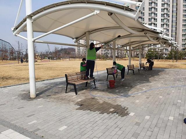 NSP통신-봄맞이 성남시내 모란근린공원 내 벤치 청소 모습. (사진 = 성남시)