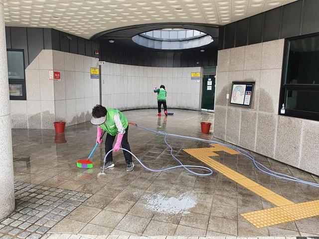 NSP통신-봄맞이 성남시내 모란근린공원 화장실 청소 모습. (사진 = 성남시)