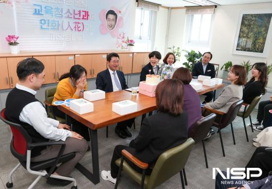 NSP통신-정인화 광양시장 교육청소년과를 찾아 직원들의 노고를 격려하고 대화의 시간 (사진 = 광양시청)