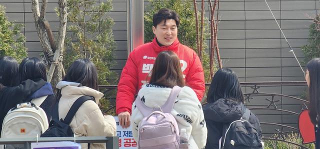 NSP통신-박진호 국민의힘 김포갑 후보가 20일 향산초등학교 학생들과 인사를 하는 모습. (사진 = 박진호 선거캠프)