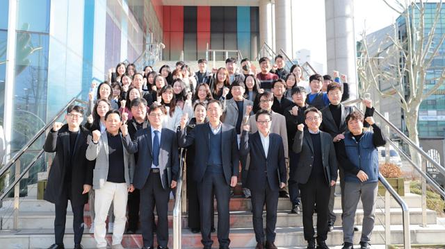 NSP통신-이계현 김포문화재단 대표와 임직원들이 함께 기념사진 촬영을 하고 있는 모습. (사진 = 김포시)