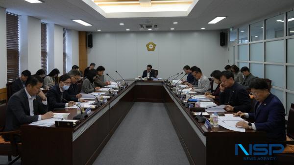 NSP통신-영천시의회는 지난 20일 의원 및 집행부 관계 부서장이 참석한 가운데 전체 의원 정례간담회를 개최했다. (사진 = 영천시의회)