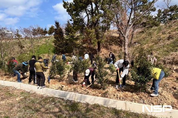 NSP통신-여수시가 이순공원서 식목일 행사를 갖고 애기동백 700본을 식재했다. (사진 = 여수시)