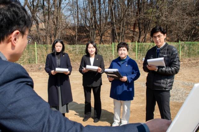 NSP통신-용인특례시의회 자치행정위원회 위원들이 기흥구 언남동 소재 구성적환장에서 관계자로부터 설명을 듣고 있다. (사진 = 용인특례시의회)