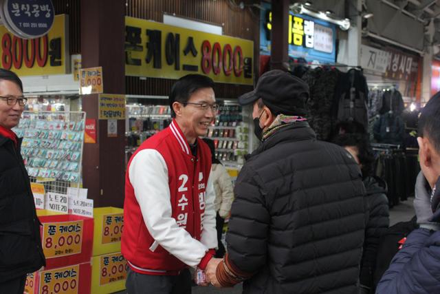 NSP통신-방문규 후보가 수원 남문시장에서 시민과 인사를 나누고 있다. (사진 = 방문규선거사무소)