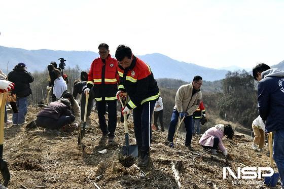 NSP통신-장수군이 22일 제79회 식목일을 맞아 최훈식 군수를 비롯한 공무원 등 270여 명이 참여한 가운데 기념행사를 갖고 나무식재와 산불 예방 홍보 활동을 펼쳤다. (사진 = 장수군)