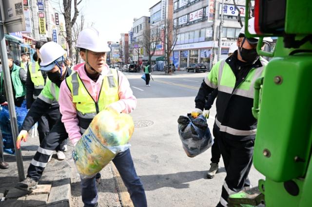 NSP통신-22일 안산시 원곡동 일원에서 이민근 안산시장이 현장 간부회의와 함께 국토대청결운동을 실시하고 있다. (사진 = 안산시)