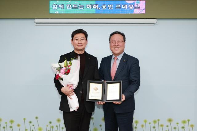 NSP통신-이상일 용인특례시장(왼쪽)이 22일 시장실에서 중소기업 자금지원 출연금을 확대하고 지역 중소기업·소상공인 지원에 앞장선 공로로 시석중 경기신용보증재단 이사장으로부터 감사패를 전달받았다. (사진 = 용인특례시)