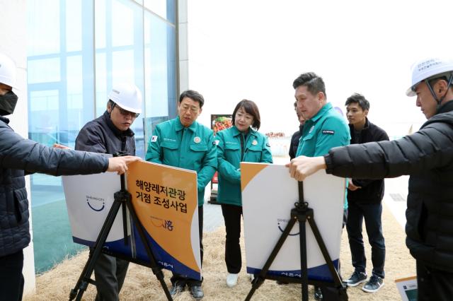 NSP통신-시흥시의회 자치행정위원회 거북섬 마리나 현장 방문 모습. (사진 = 시흥시의회)