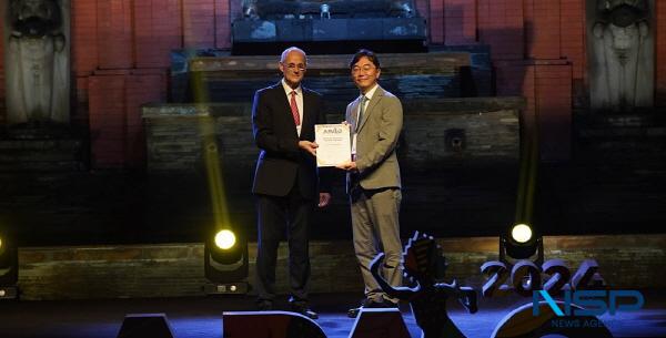 NSP통신-영남대병원 안과 사공민 교수가 지난 2월 22일부터 25일까지 인도네시아 발리에서 개최된 제39회 아시아태평양 안과학회(Asia-Pacific Academy of Ophthalmology: APAO)에서 최우수 논문상(Best Scientific Paper Award)을 받았다. 사공민 교수 (사진 오른쪽) (사진 = 영남대병원)
