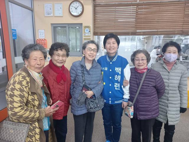 NSP통신-25일 백혜련 더불어민주당 수원을 국회의원 후보(왼쪽 네번째)가 노인들과 사진촬영을 하고 있다. (사진 = 백혜련선거사무소)